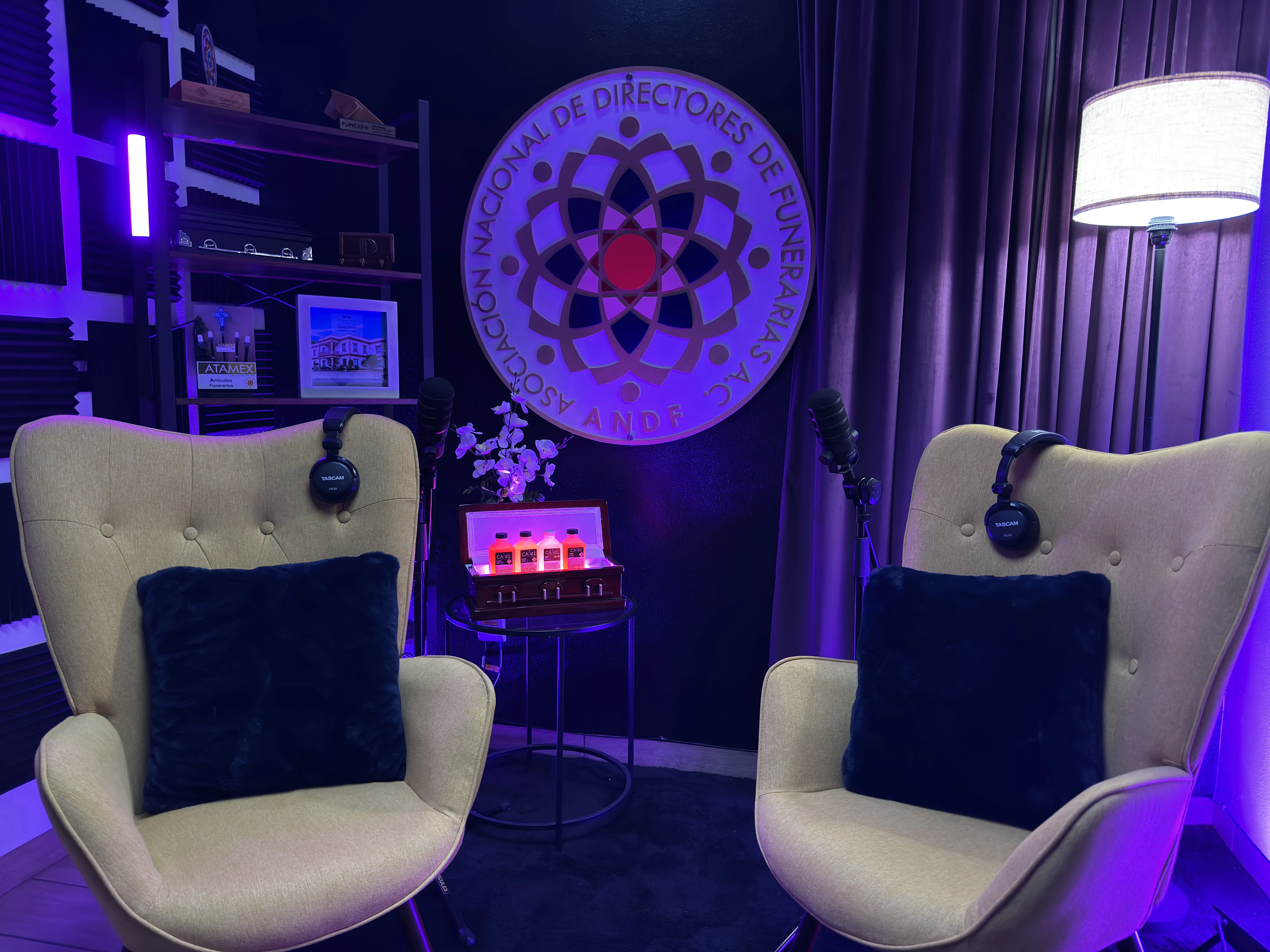 Set del podcast Somos Funerarios 2026